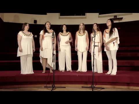 La Cantarola interpreta el Himno Nacional