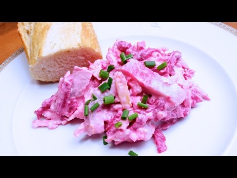 Matjessalat mit Apfel dazu rote Bete und Zwiebeln