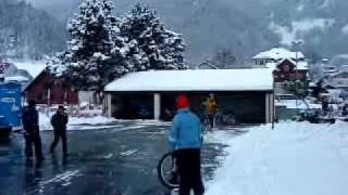 preview picture of video 'Dummer Junge fährt mit Fahrrad gegen Schneewand!'