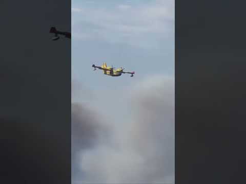 Un canadair in azione sul monte Faeta in fiamme