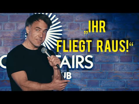 Lehrer benehmen sich daneben auf Comedy Show im Downstairs Comedy Club Berlin