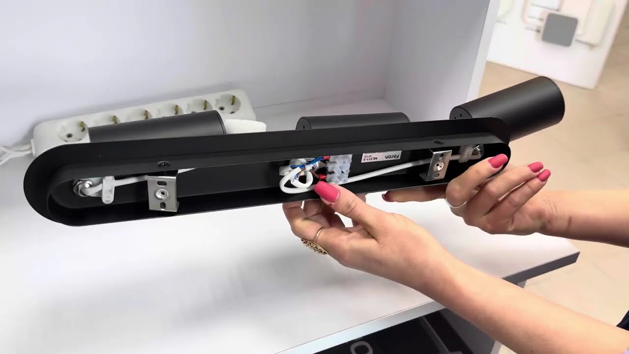 Накладной поворотный светильник FERON ML311-3 чорный 40106