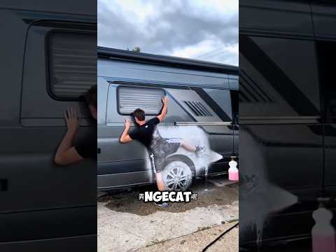 Orang Aneh Maksa Minta Dicat Sekalian Sama Mobil, Katanya Sih Biar Jadi Seni Modern!