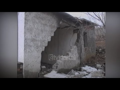 Shemben shtëpitë në Krujë (5 Mars 2004)