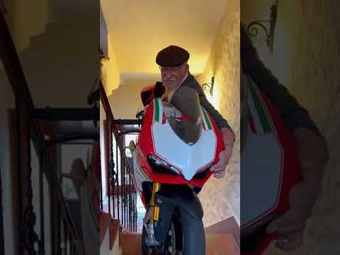 Nonno Enzo sempre sul pezzo. #ducati #panigale