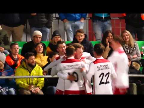 Christoph Quehenberger vom UFC Altenmarkt trifft per Freistoß