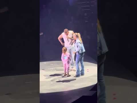 Thank god live. Kane brown brings out wife and daughter for first time at concert.