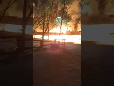 Altas llamaradas en un complejo de cabañas de El Carrizal en Luján de Cuyo