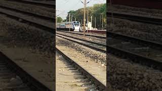 preview picture of video 'Vande bharat Express crossing Bharwari Railway Station(BRE)'