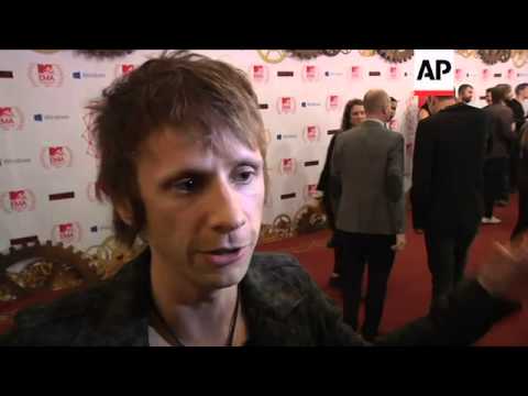 Alicia Keys, Ludacris, Carly Rae Jepsen walk EMA red carpet