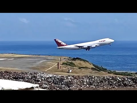747 Almost Stalls After Takeoff