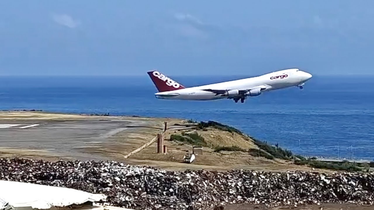 747 Almost Stalls After Takeoff