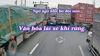 Anh xe con biển 30 quá thông minh. Tưởng khỉ rừng, hóa ra Thủ đô.
