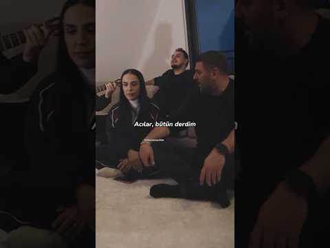 Seda Tripkolik, 15 yıl sonra ekibiyle "Gözlerinin Yeşilini Özledim" şarkısını yeniden seslendirdi.