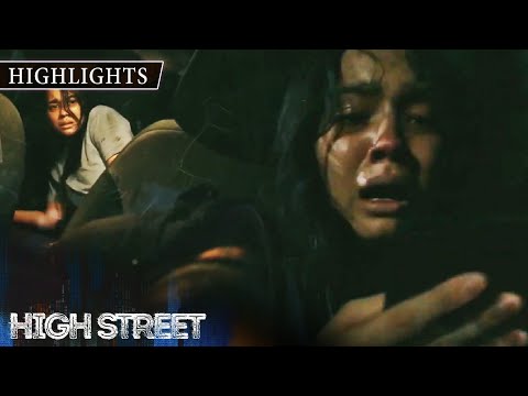 Z tries to escape her abductor High Street (w/ English Subs)