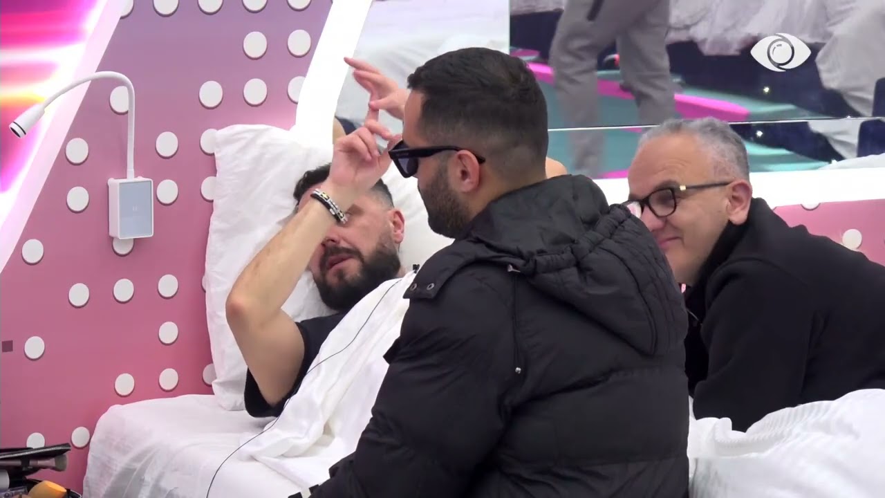 Flori, Keijsi dhe Erik këndojnë njëzëri në dhomën e gjumit, Miri mbyll veshët
