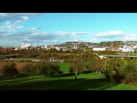 Relaxen und dem Verkehr am Autobahn-Dreieck Leonberg A8 A81 E41 E52 mit Engelbergtunnel zusehen