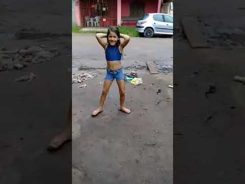 Menininha dansando funk 