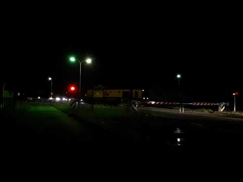 Passaggio a livello con 6 barriere di via Canale Molinetto in notturna - Ravenna