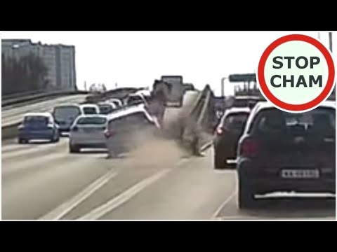 Radiowóz wjechał w barierki