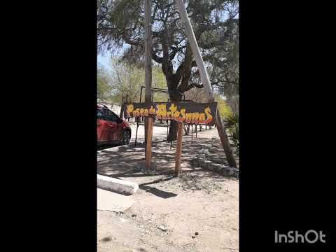 Preciosa Plaza del pueblo de CAMINIAGA con el CERRO COLORADO, CÓRDOBA, ARGENTINA BELLA