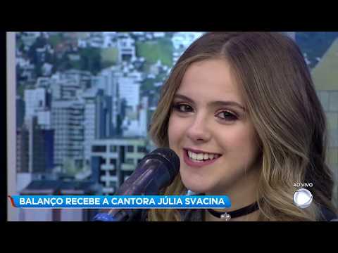 Cantora Júlia Svacinna anima tarde no BG com seus lançamentos
