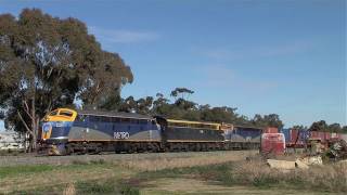 preview picture of video 'Container train at Numurkah.  Sat 23/07/11'