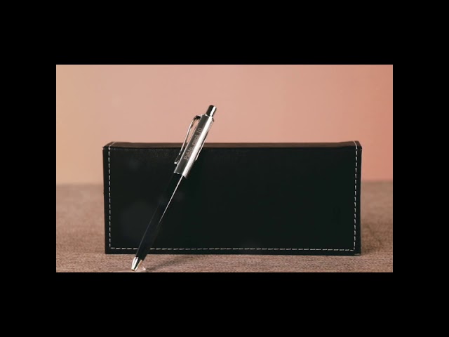 Vídeo relacionado con Precioso bolígrafo personalizado de plata cromada - con cuero PU, personaliza tu mensaje, nombre en el bolígrafo. Caja de regalo para hombre y mujer, profesional, oficina ejecutiva