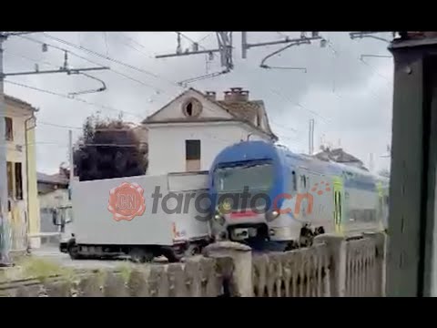 Furgone bloccato sui binari a Savigliano, centrato da un treno regionale