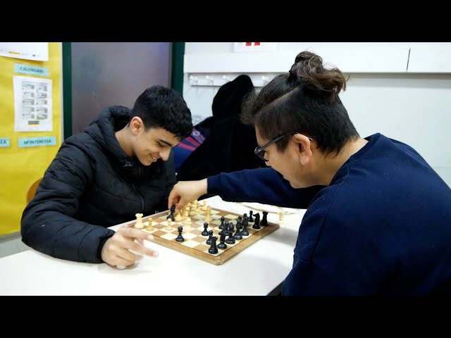 Jaque mate: fiebre por el ajedrez en nuestro Centro Abierto Adolescente del Raval