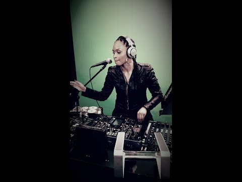 Dj Sue & her mini band performing ''Jimmy" at MetroFm B'day gig 2013