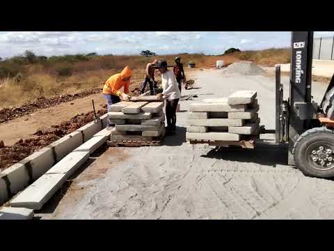 Aqui é os homens trabalhando fazendo o calçamento em novo oriente ceará