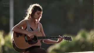 Mallu toca "Sambinha Bom" em versão acústica.