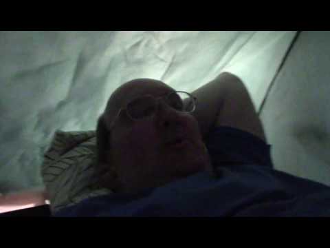 MongoTV_2518 - Del 4 - HJEMMECAMPING - FORSØGER IGEN SLÅ TELT OP I STUEN