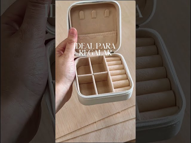 Vídeo relacionado con Mocessory Joyero Personalizado con Nombre, Joyero de Viaje para Collares, Pendientes y Pulseras, Regalo Personalizado para Mujeres, Novias, Madres, Damas de Honor- Regalo de Cumpleaños Personalizado