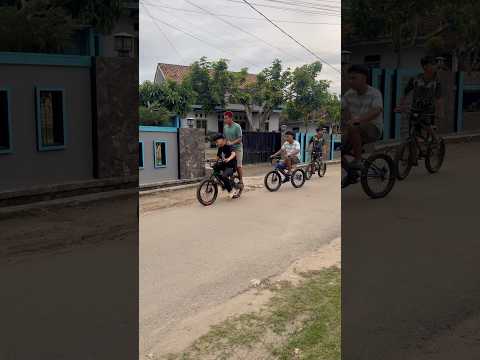 Kalian klo diboceng naik speda sma temen,kaki kalian suka ke gesek2 ban juga ga #shorts #lucu #kocak