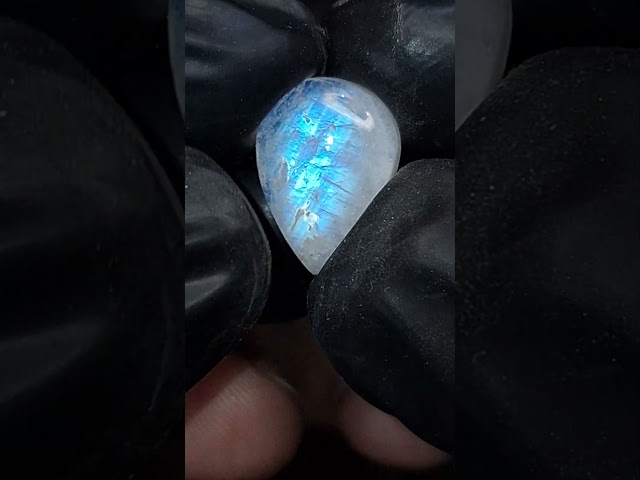 حجر القمر أبيض مع توهج أزرق طبيعي