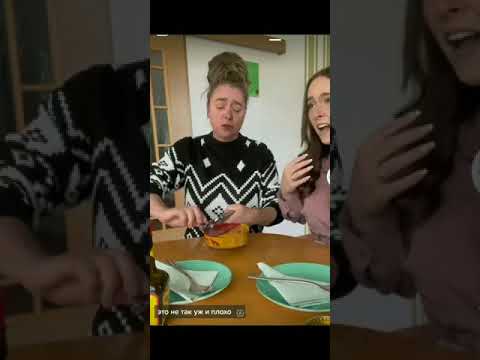 Dwie dziewczyny próbują Surströmming