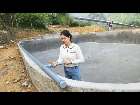 How the girl connects the water pipe to prepare to drain the water into the pond