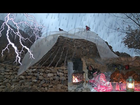 Life in a Mountain Cave: Surviving Heavy Rain, Storms, and Winter Cold🌧❄