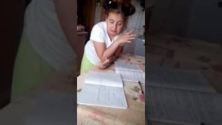 Девочка делает уроки