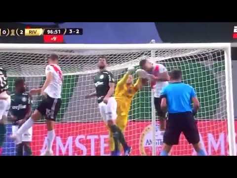 Claro penal al jugador de River Paulo Diaz ante Palmeiras
