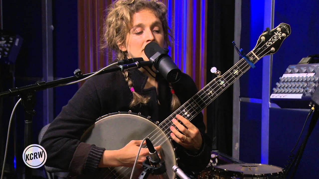 Bla Fleck and Abigail Washburn performing 