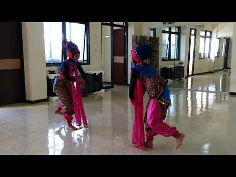 Gladi Bersih Tari Arga Sata Kencana, penari :  Endah dan Estri PGSD UMP