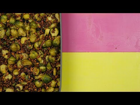 Varză de Bruxelles cu bacon și semințe de pin