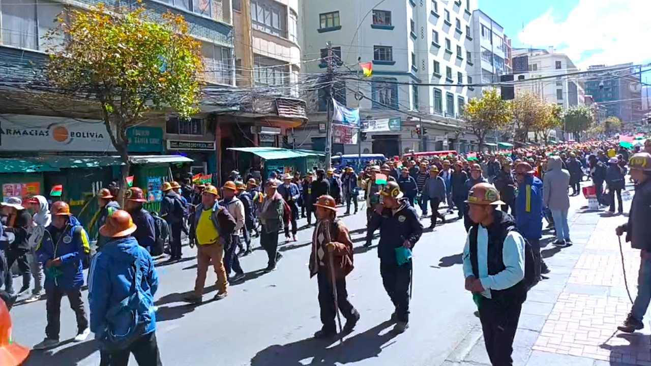 Mineros inicia Marcha y exigen la renuncia de Rodrigo Paz por incapaz