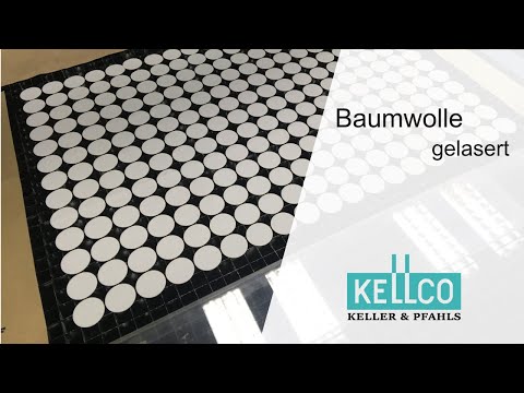 Baumwolle wird mit dem CO2 Laser geschnitten. Der Schneidkopf bewegt sich rasant über dem Werkstück. Der Ergebnis ist präzise und perfekt.