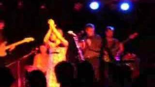 Nicole Willis - Holdin&#39; On [live]