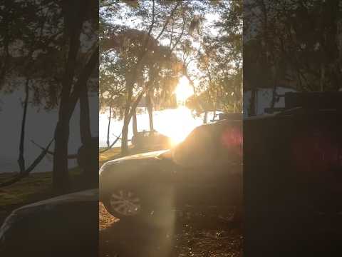 Pôr do sol, floresta e fogueira no Paraná #feiticeirosaventureiros #represadorioverde