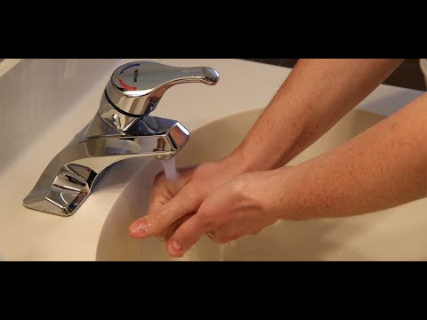 A lejohet të meret abdes në banjo duke ditur që uji shkon në kanalin ku përzihen ujrat e pisët?